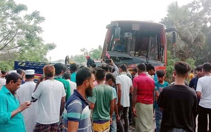 ফরিদপুরে সড়ক দুর্ঘটনায় নিহত ১৩ জনের ৫ জনই একই পরিবারের