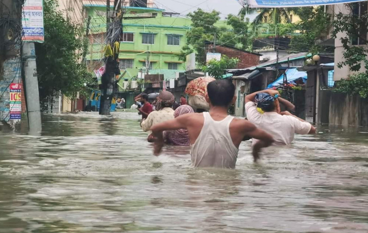 বিদ্যুৎ ও মোবাইল নেটওয়ার্কহীন ফেনী, পানিবন্দি ৪ লাখ মানুষ