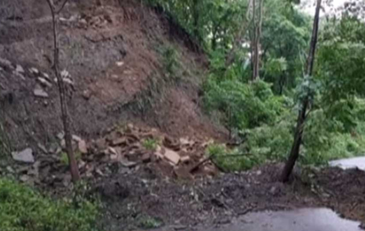 খাগড়াছড়িতে পাহাড় ধস: চট্টগ্রামের সঙ্গে যান চলাচল বন্ধ