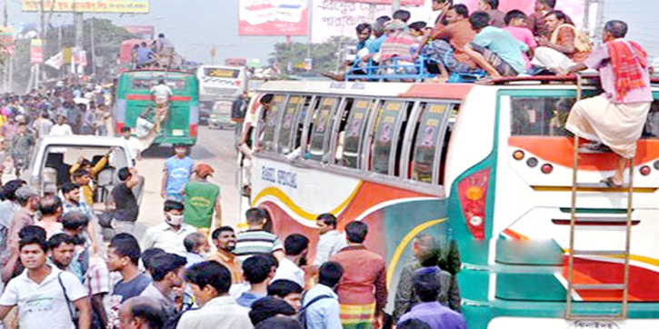 যাত্রী বেশি দেখলেই ভাড়া বাড়ানো হচ্ছে, ক্ষুদ্ধ সাধারণ যাত্রীরা