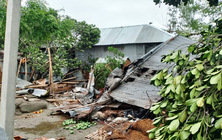 নীলফামারীর ডিমলায় ঝড়ে ৫ শতাধিক ঘর-বাড়ি বিধ্বস্ত