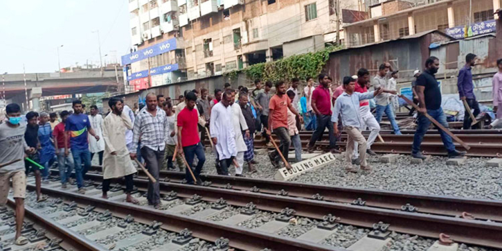 অটোরিকশা চালকদের জুরাইন রেলগেট অবরোধ, ঢাকা-পদ্মা সেতু ট্রেন চলাচল বন্ধ