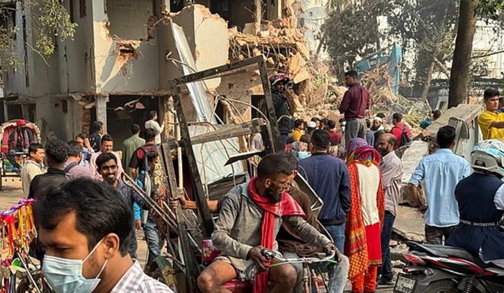 ধানমন্ডি ৩২ নম্বর থেকে যে যা পাচ্ছে নিয়ে যাচ্ছেন